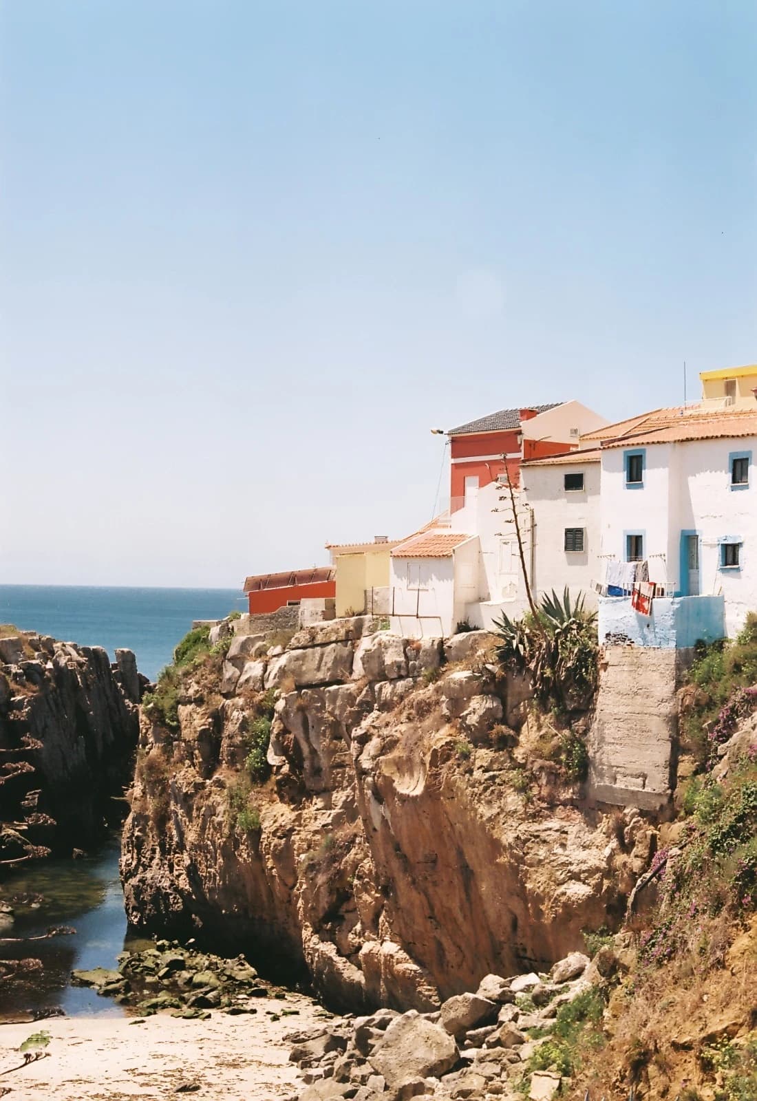 Casas sobre as falésias da costa Oeste de Portugal